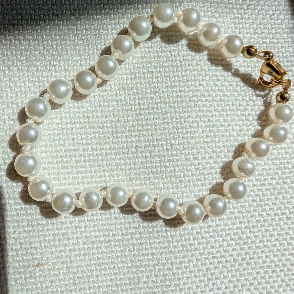 Elegant Pearl Bracelet with Gold Clasp